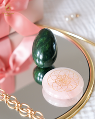 Coffret Spécial - L'oeuf de yoni de la puissance féminine et rond de rechargement - Jade vert Néphrite moyen non troué + Rond Quartz rose et fleur de douceur