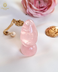 Coffret Prestige - L'oeuf de yoni et le socle amplificateur de la guérison de vos blessures d'amour - Quartz rose irisé de Madagascar moyen non troué