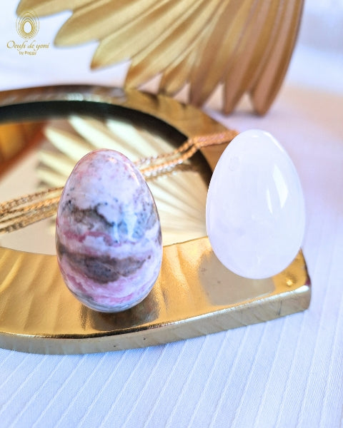 *Coffret 2025 - Les oeufs de yoni de l'épanouissement féminin - Quartz givré et Rhodonite paysage moyen troué