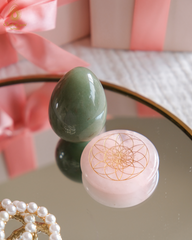 coffret-special-oeuf-ouverture-coeur-plus-rond-rechargement-energetique-oeuf-de-yoni-aventurine-verte-moyen-non-troue-plus-rond-quartz-rose-fleur